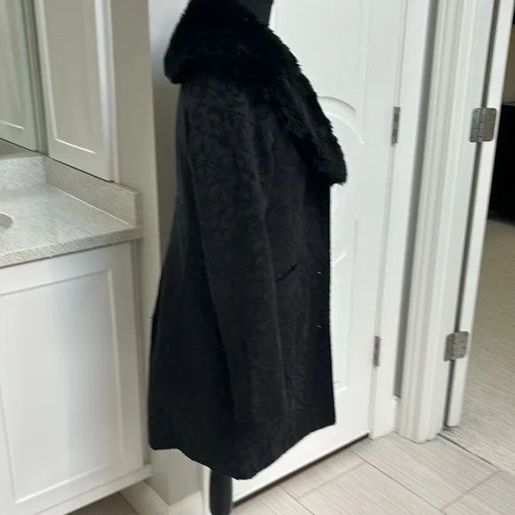 Black patterned Dress Coat By Xhilaration size small. Removable fur collar. - Picture 6 of 13